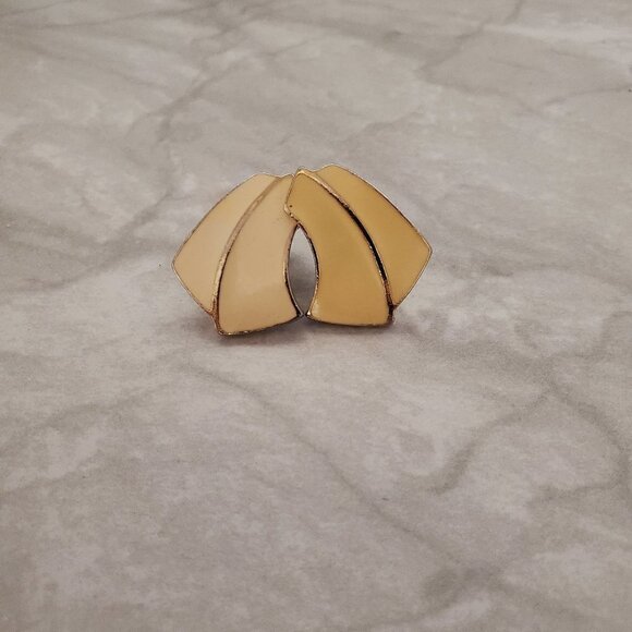 Vintage Jewelry - 💖 Vintage 1950 50's Gold and Cream Enamel Clip On Earrings 💖